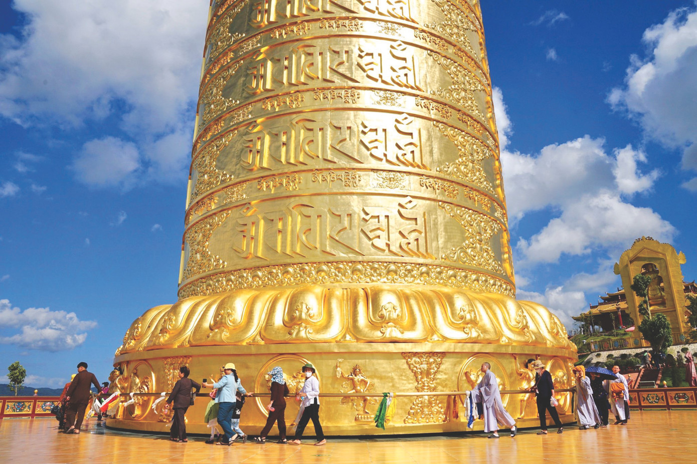 Đến với Samten Hills Dalat, du khách còn tìm thấy được niềm an nhiên trong tâm hồn của mình khi đón nhận một ngày mới giữa núi rừng mênh mông, hùng vĩ, nơi hội tụ năng lượng của những công trình tâm linh vĩ đại