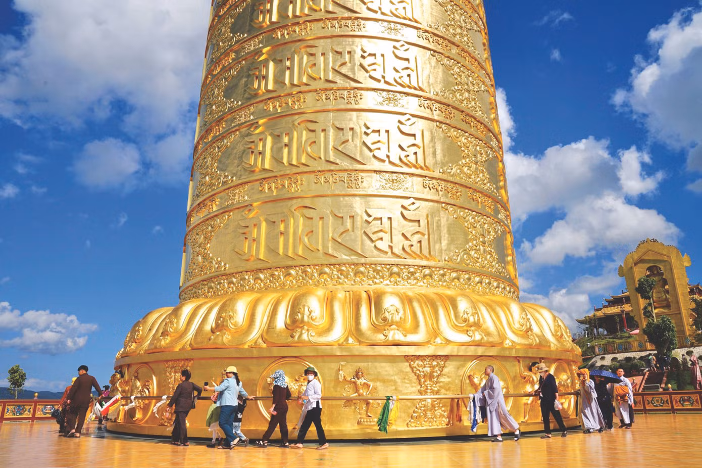 Đến với Samten Hills Dalat, du khách còn tìm thấy được niềm an nhiên trong tâm hồn của mình khi đón nhận một ngày mới giữa núi rừng mênh mông, hùng vĩ, nơi hội tụ năng lượng của những công trình tâm linh vĩ đại