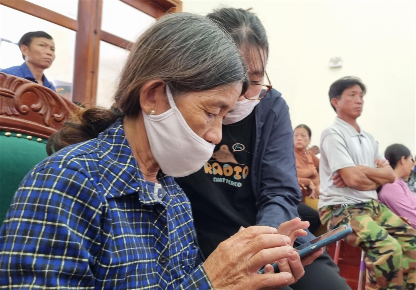 Bà Phan Thị Thuận đến buổi đón ngư dân chìm tàu vì tin rằng "biết đâu ổng cũng về".