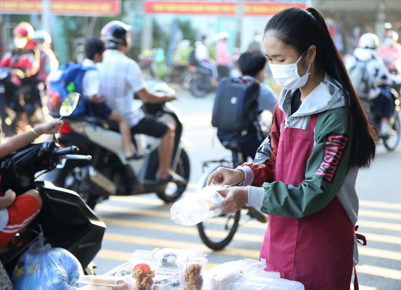 Lê Thị Thúy Kiều tranh thủ bán hàng đầu buổi sáng trước giờ đến giảng đường. Ảnh: NGÔ TÙNG Lê Thị Thúy Kiều tranh thủ bán hàng đầu buổi sáng trước giờ đến giảng đường. Ảnh: NGÔ TÙNG