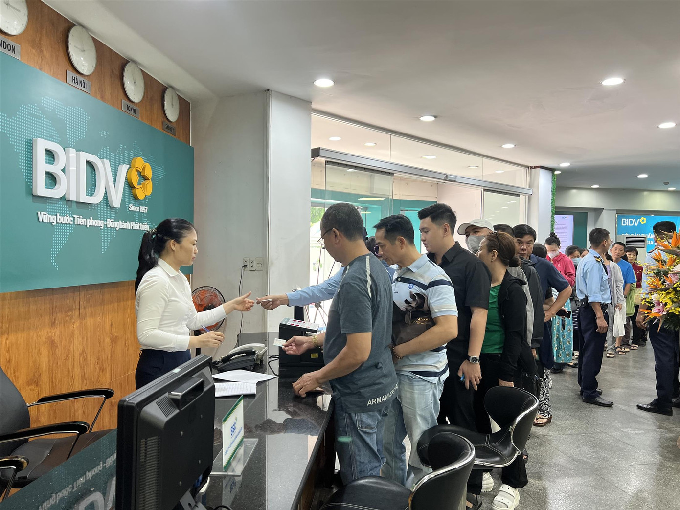 Dòng người xếp hàng chờ đăng ký, thanh toán rồi chiều quay lại nhận vàng tại ngân hàng BIDV. Ảnh: U.P.