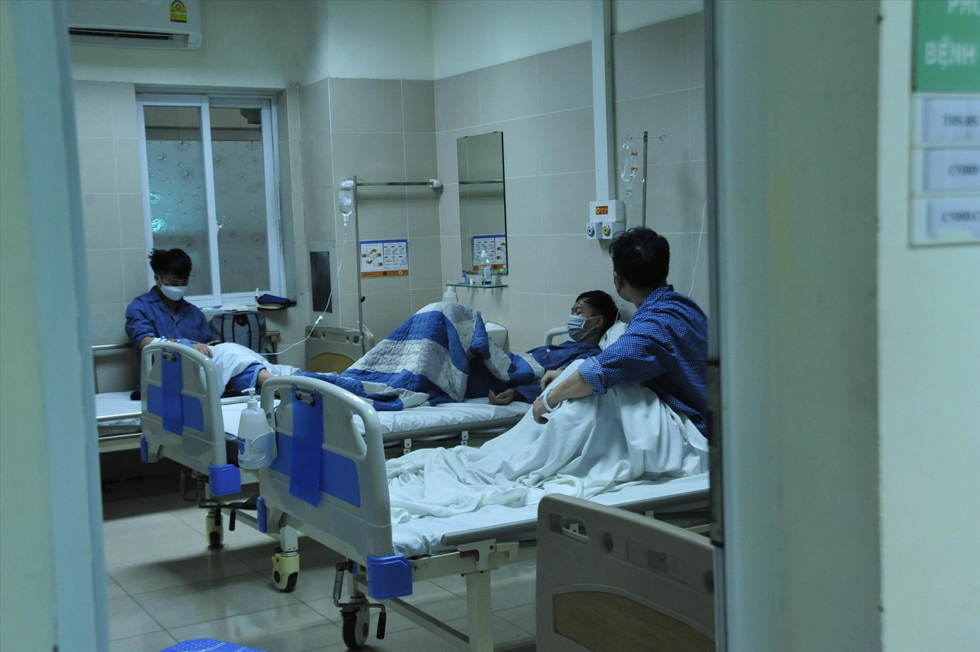 Nhiều người lớn mắc thủy đậu đang điều trị tại Bệnh viện Thanh Nhàn Nhiều người lớn mắc thủy đậu đang điều trị tại Bệnh viện Thanh Nhàn