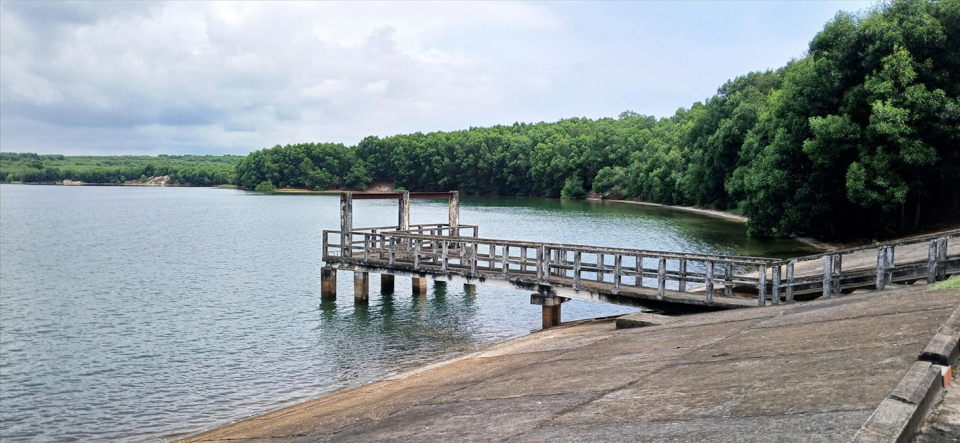 Một góc đập thủy lợi Bàu Nhum. Ảnh: Phạm Xuân Dũng