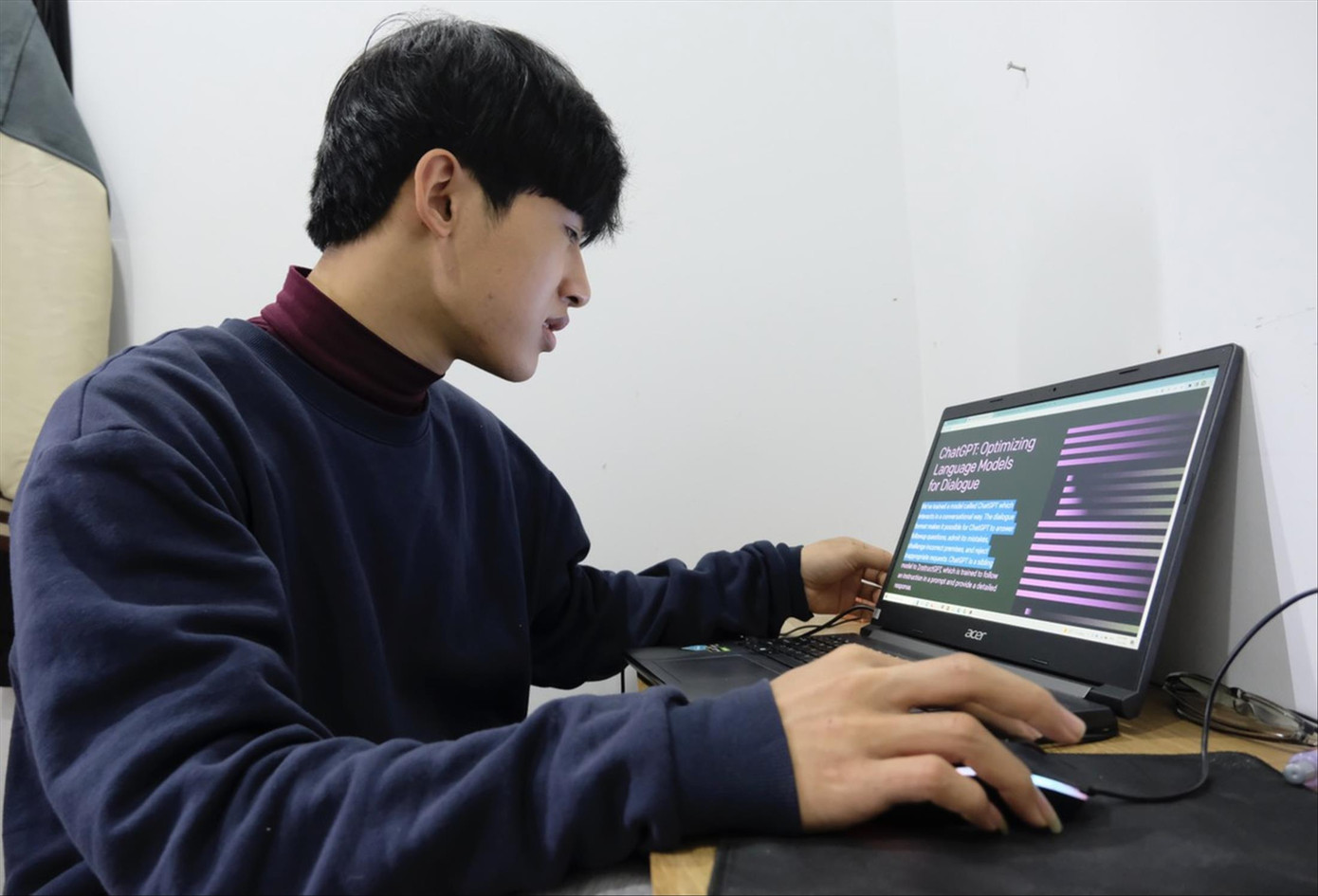 Em Nguyễn Mạnh Tâm, sinh viên ngành Công nghệ thông tin (Trường Cao đẳng FPT Hà Nội) trải nghiệm “siêu trí tuệ” ChatGPT. - Ảnh: Châu Linh Em Nguyễn Mạnh Tâm, sinh viên ngành Công nghệ thông tin (Trường Cao đẳng FPT Hà Nội) trải nghiệm “siêu trí tuệ” ChatGPT. - Ảnh: Châu Linh