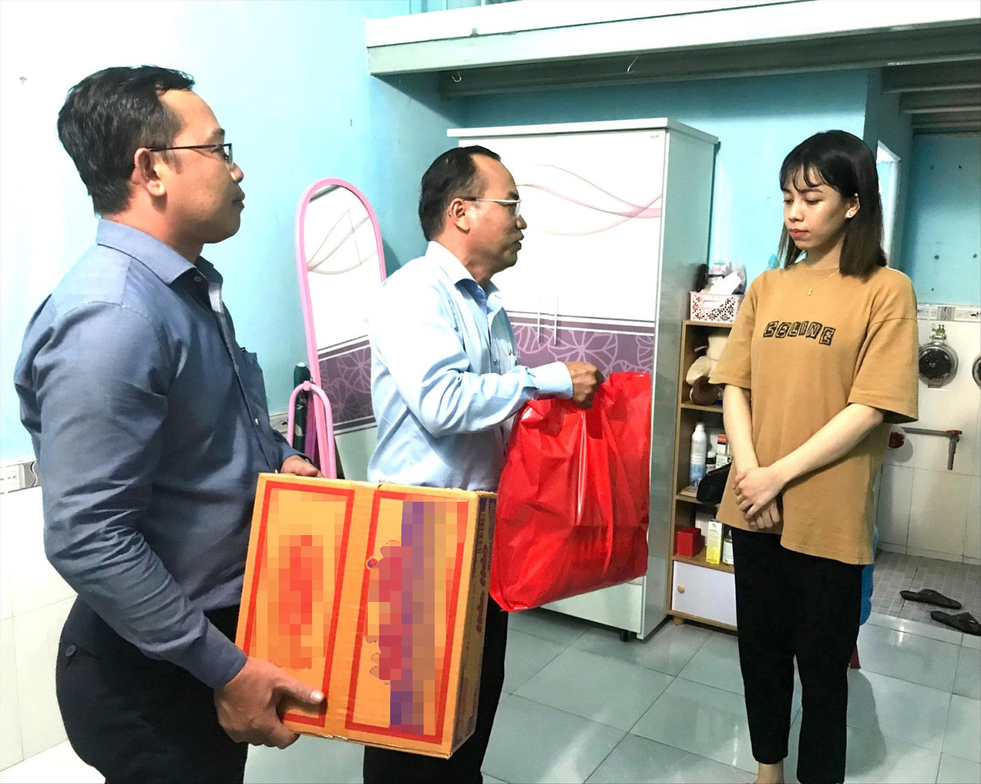 Công nhân ở trọ trên địa bàn phường Phú Hóa, thành phố Thủ Dầu Một được tặng quà. Ảnh: H.C