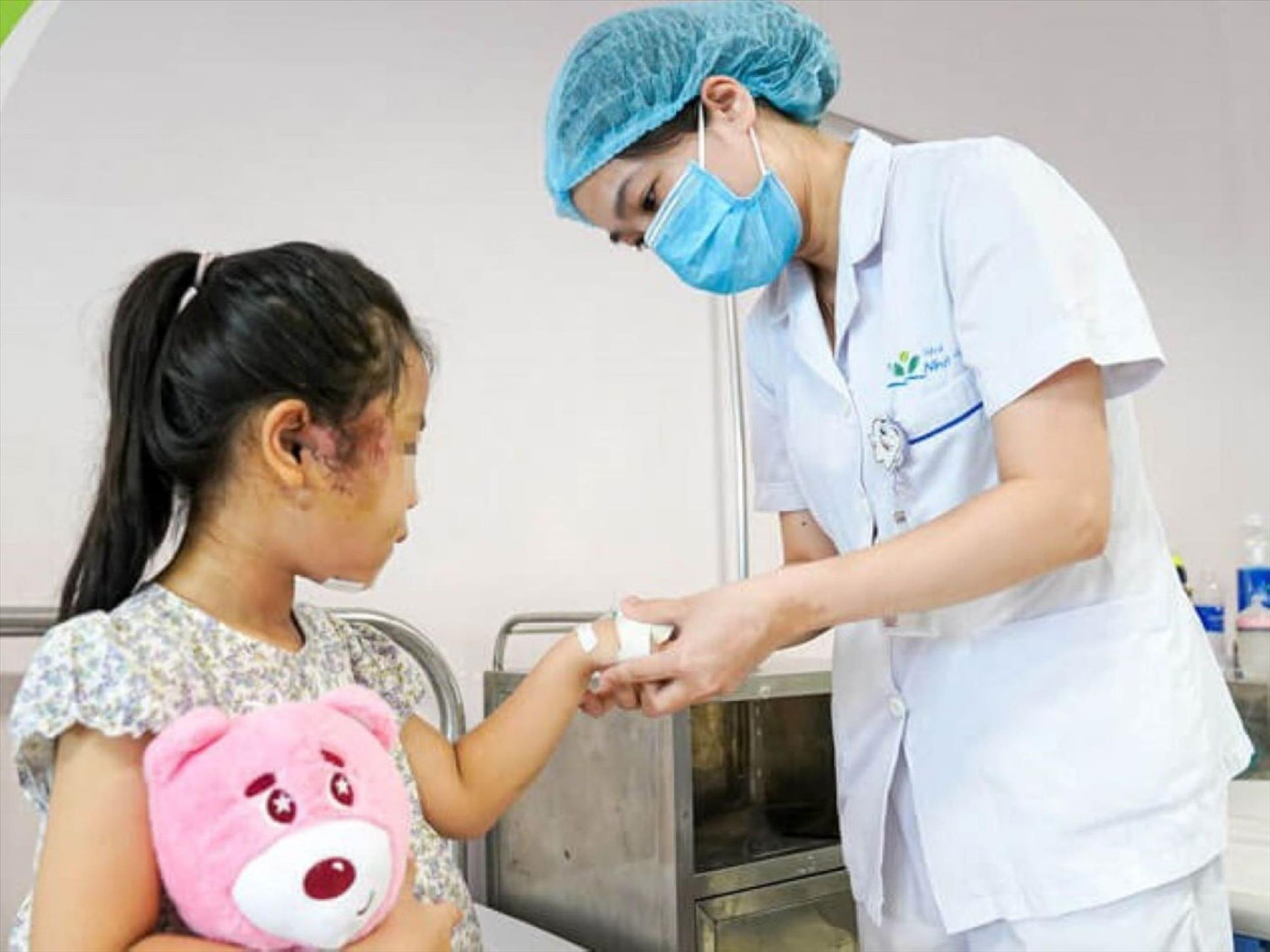 Bác sĩ thăm khám cho bệnh nhi bị tai nạn.