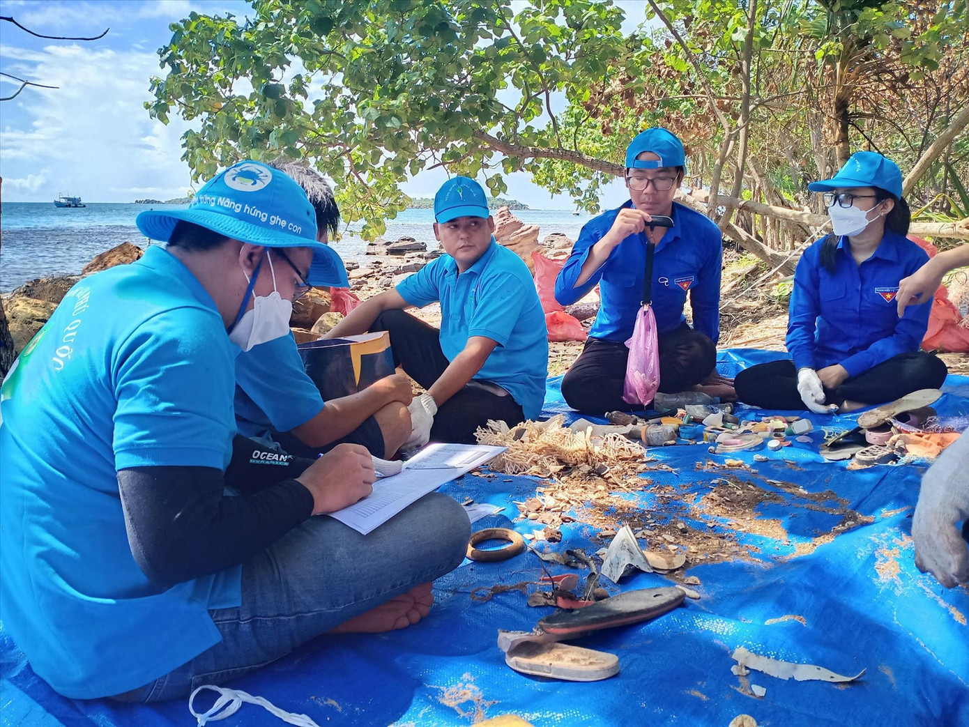Các ĐVTN thu lượm và phân loại rác thải. Ảnh: Văn Chương