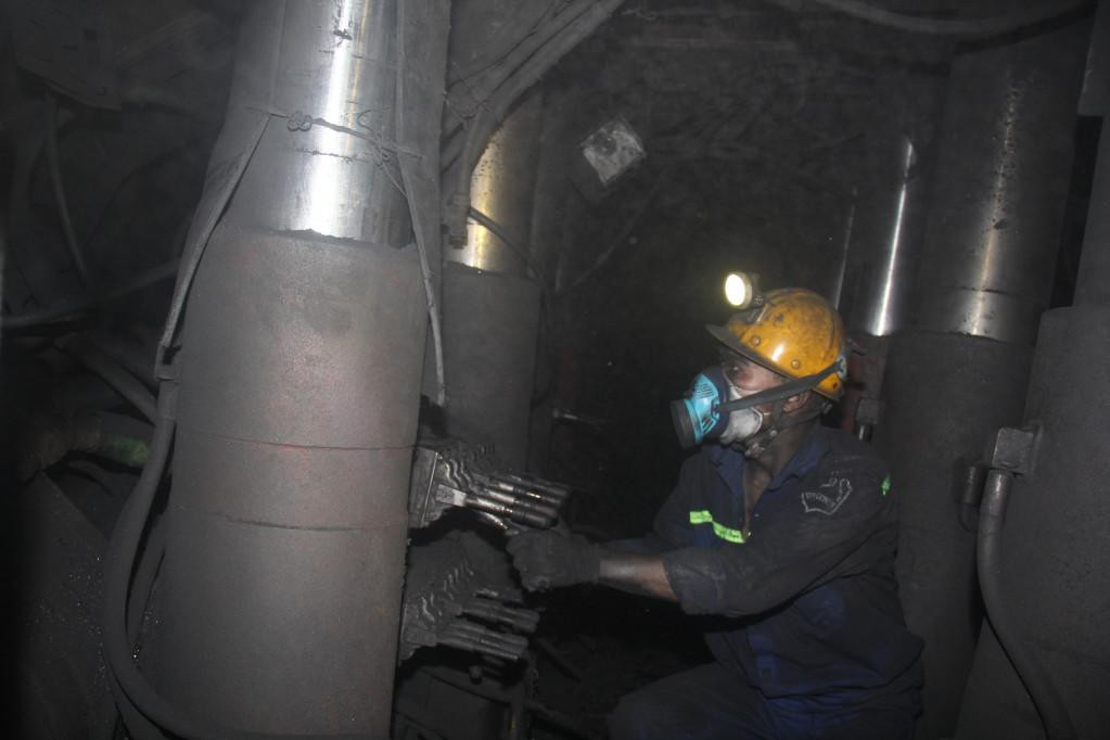 Lò chợ cơ giới hóa đồng bộ ở Công ty CP Than Hà Lầm đang cho công suất 1,2 triệu tấn than/năm