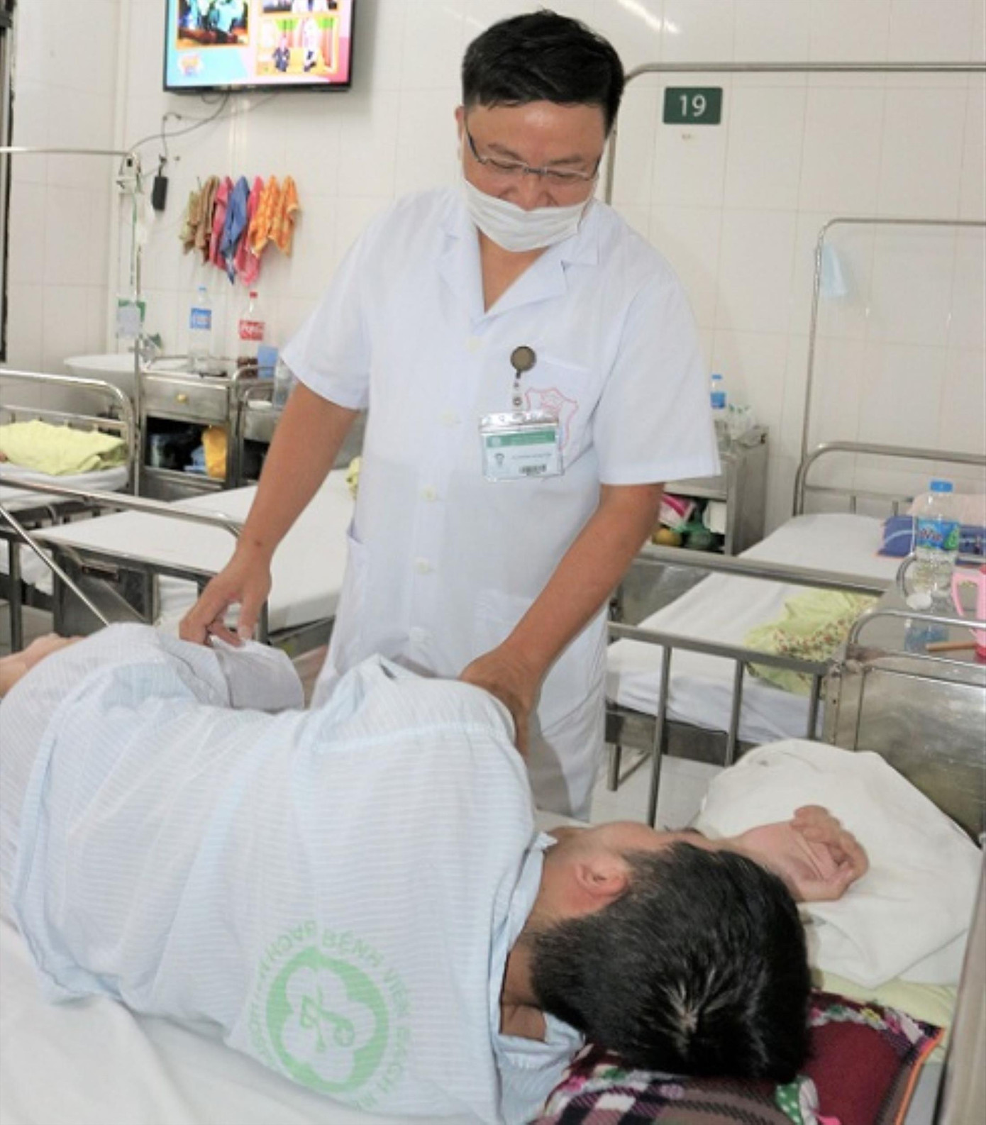 Bác sĩ thăm khám cho trẻ bị trầm cảm Bác sĩ thăm khám cho trẻ bị trầm cảm