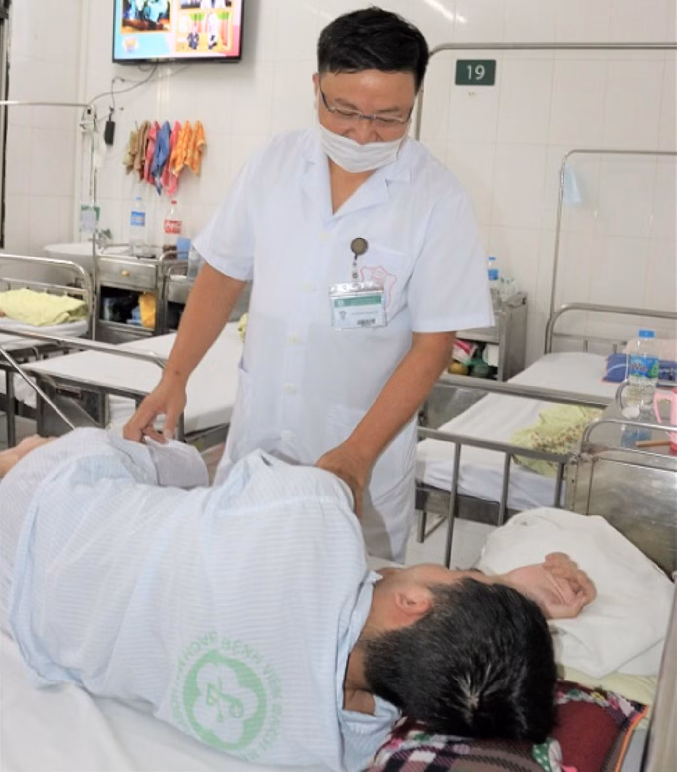 Bác sĩ thăm khám cho trẻ bị trầm cảm Bác sĩ thăm khám cho trẻ bị trầm cảm