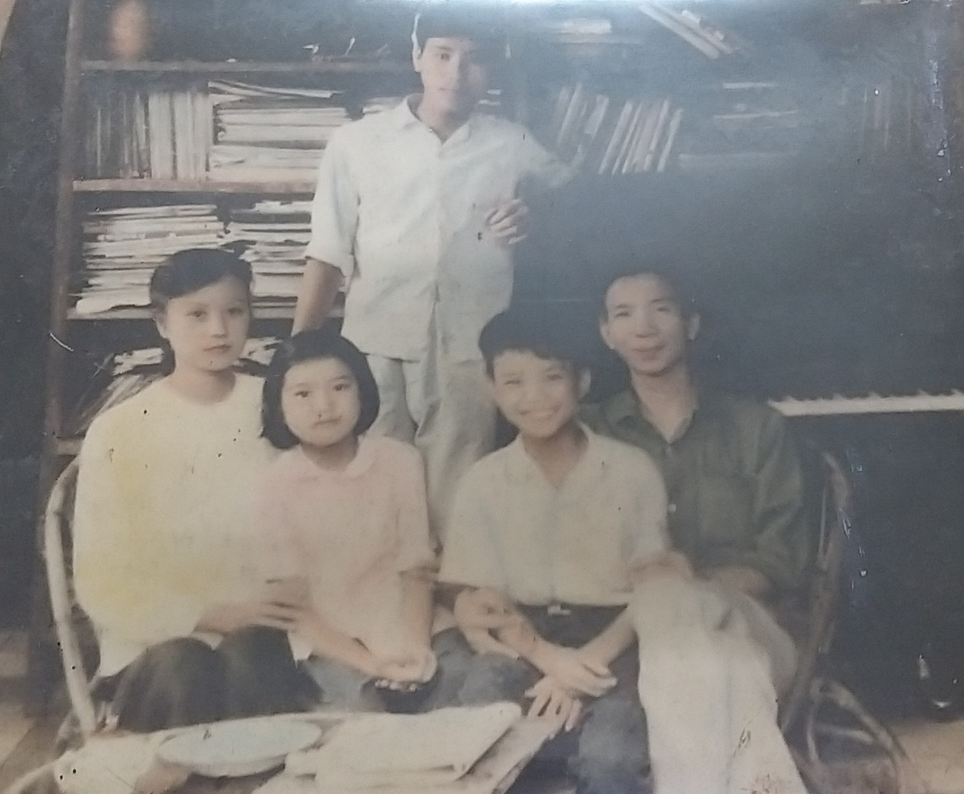 Nhạc sĩ Văn Cao bên vợ con