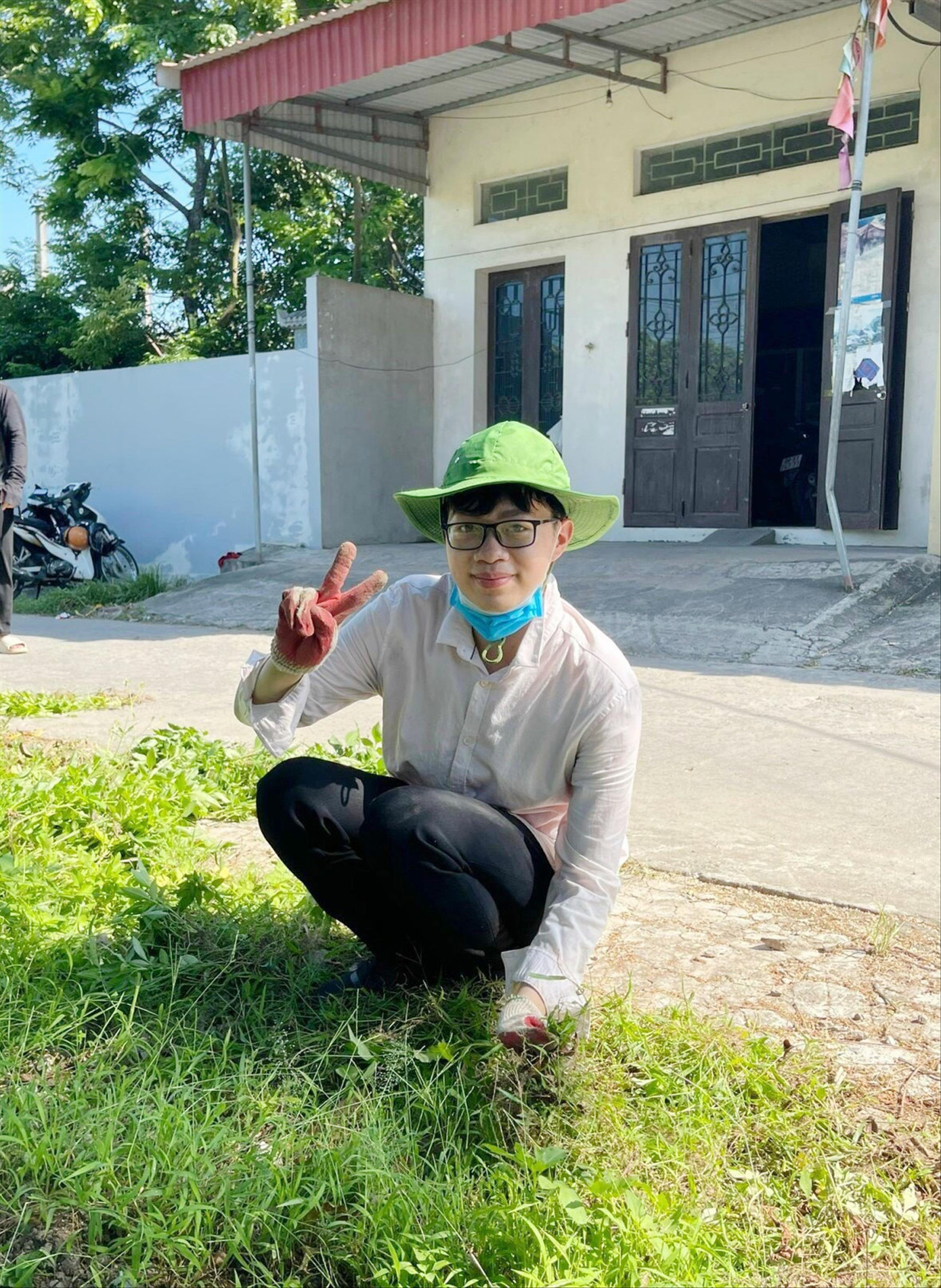 Bạn Lê Hoàng Quỳnh tham gia hoạt động tình nguyện tại xã An Vĩ (Khoái Châu, Hưng Yên)