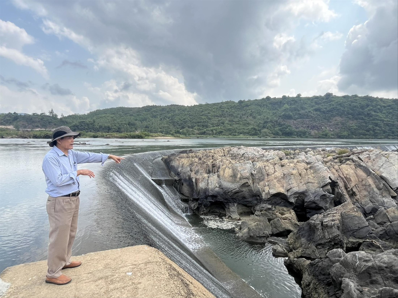 Hệ thống đập Đồng Cam được xây dựng gần cả trăm năm nhưng đến nay vẫn vững chắc. Ảnh: CÔNG HOAN Hệ thống đập Đồng Cam được xây dựng gần cả trăm năm nhưng đến nay vẫn vững chắc. Ảnh: CÔNG HOAN