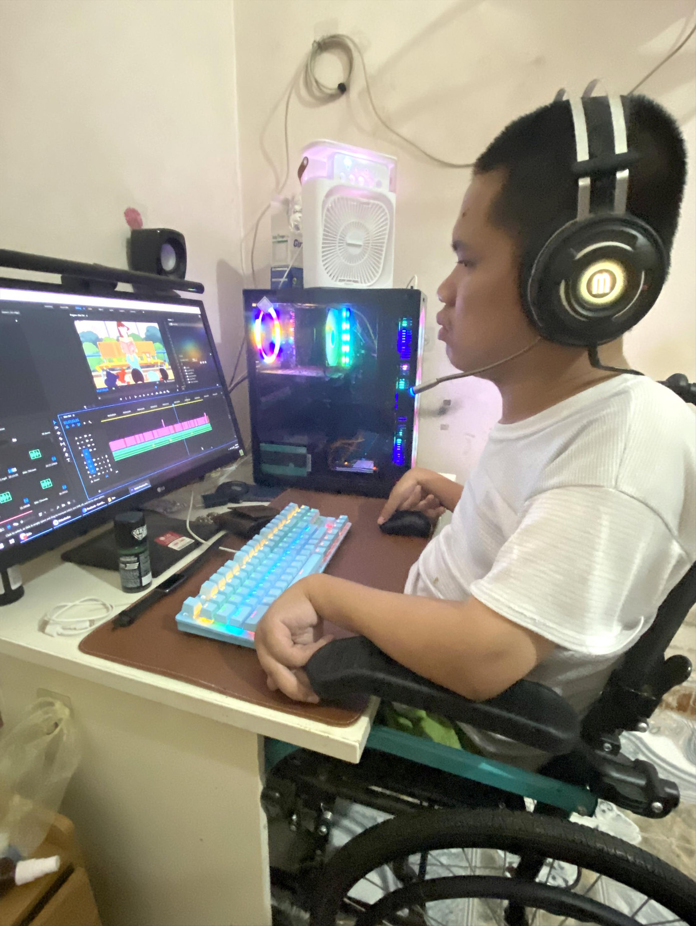 Anh Trần Việt Hùng (CLB Thanh niên khuyết tật huyện Lạng Giang) đã dạy miễn phí cho nhiều người khuyết tật về thiết kế đồ họa, chỉnh sửa ảnh, dựng video. Ảnh: NVCC