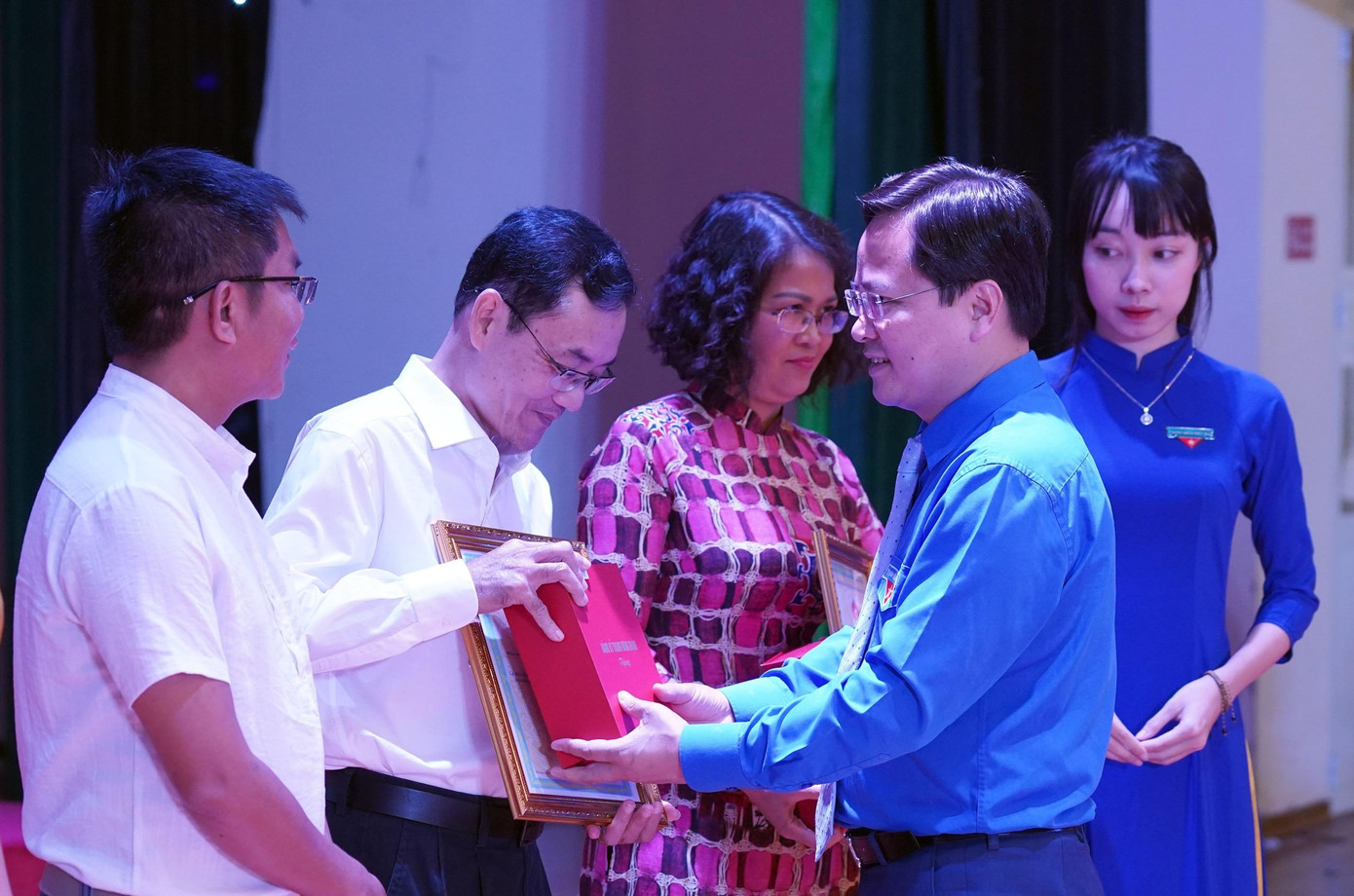 Bí thư thứ nhất Trung ương Ðoàn Nguyễn Anh Tuấn trao khen thưởng cho các điển hình tiêu biểu trong học tập và làm theo tấm gương đạo đức, tư tưởng, phong cách Chủ tịch Hồ Chí Minh. Ảnh: Như Ý Bí thư thứ nhất Trung ương Ðoàn Nguyễn Anh Tuấn trao khen thưởng cho các điển hình tiêu biểu trong học tập và làm theo tấm gương đạo đức, tư tưởng, phong cách Chủ tịch Hồ Chí Minh. Ảnh: Như Ý