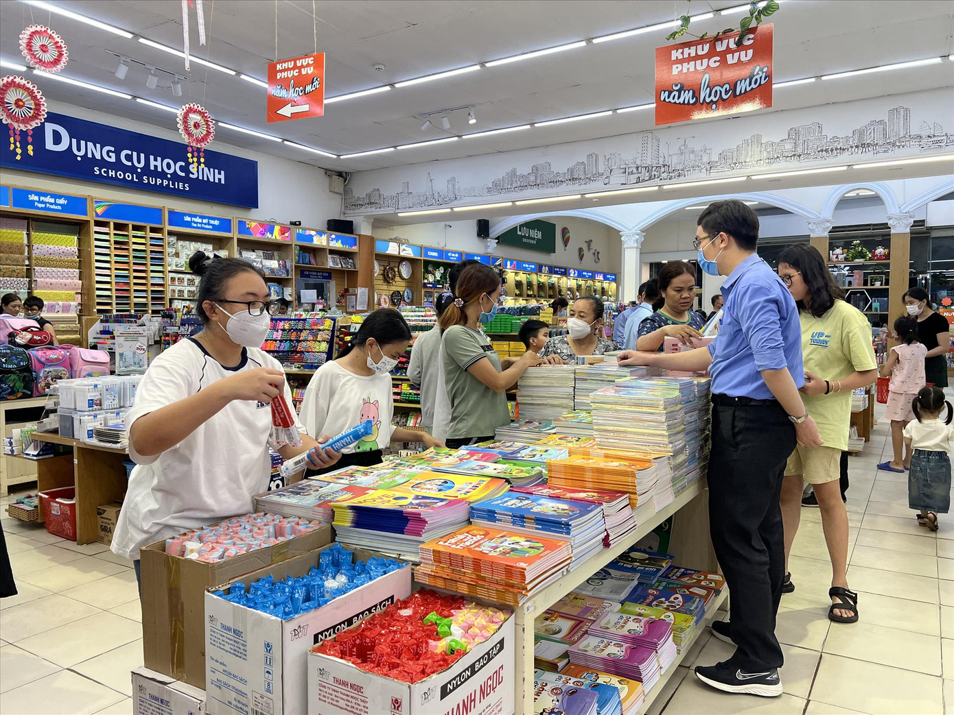 Nhộn nhịp mua sắm đồ dùng học tập trước năm học mới. Ảnh: U.P Nhộn nhịp mua sắm đồ dùng học tập trước năm học mới. Ảnh: U.P