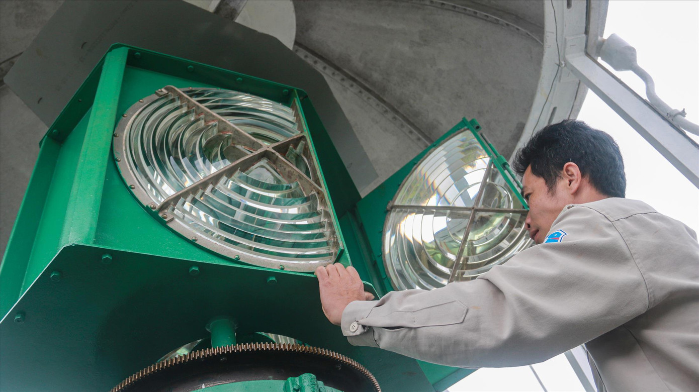 Anh Trần Ngọc Anh kiểm tra, bảo dưỡng đèn hải đăng Tiên Sa. Ảnh: Nguyễn Thành