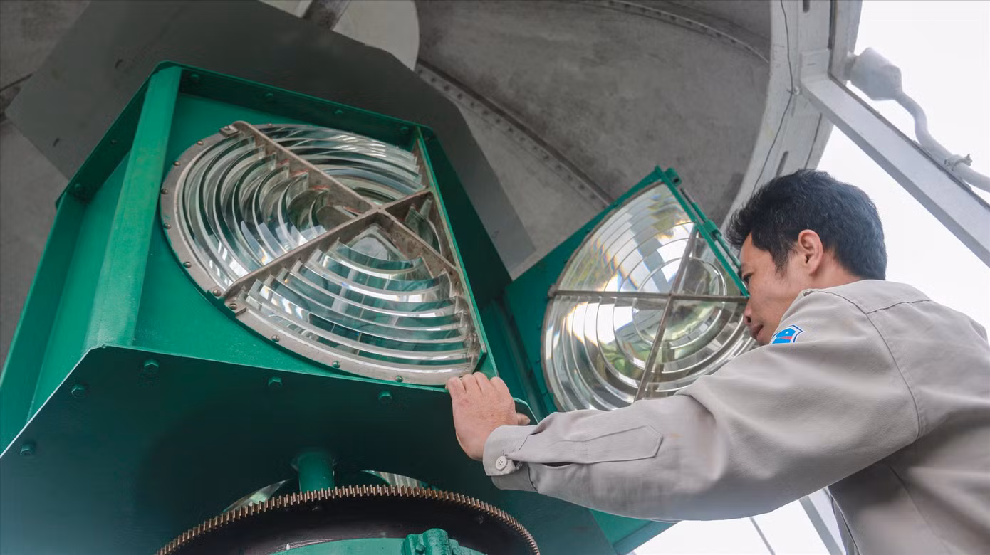 Anh Trần Ngọc Anh kiểm tra, bảo dưỡng đèn hải đăng Tiên Sa. Ảnh: Nguyễn Thành
