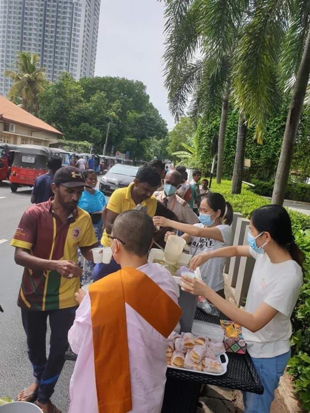 Người Việt ở Sri Lanka tặng bánh và nước cho người dân Sri Lanka ở Colombo