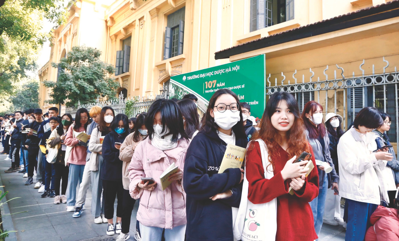 Một cảnh xếp hàng xin chữ ký nhà văn. Ảnh: Internet