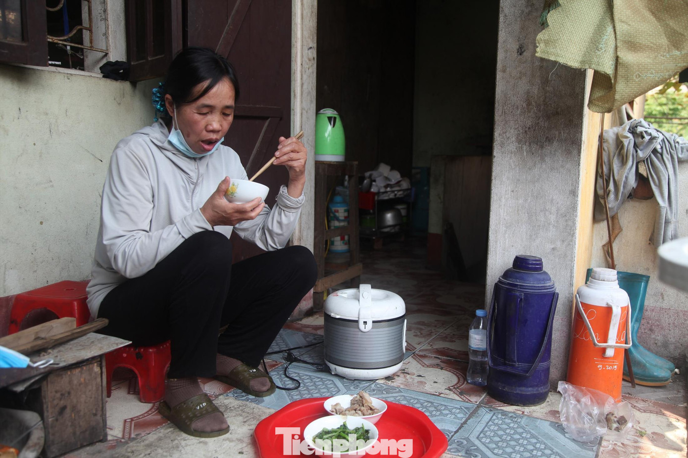 Nhiều mặt hàng tăng giá khiến cuộc sống của gia đình chị Hoàng Thị Nam càng thêm khó khăn