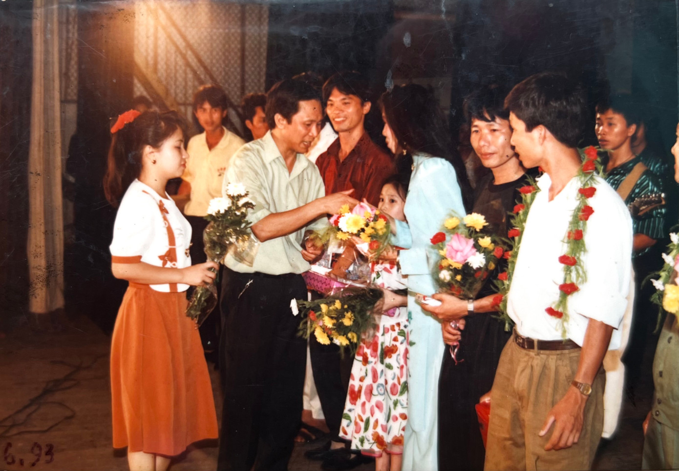 TBT Dương Xuân Nam trong một hoạt động của báo, 6/1993. Ảnh: Tư liệu của DPV