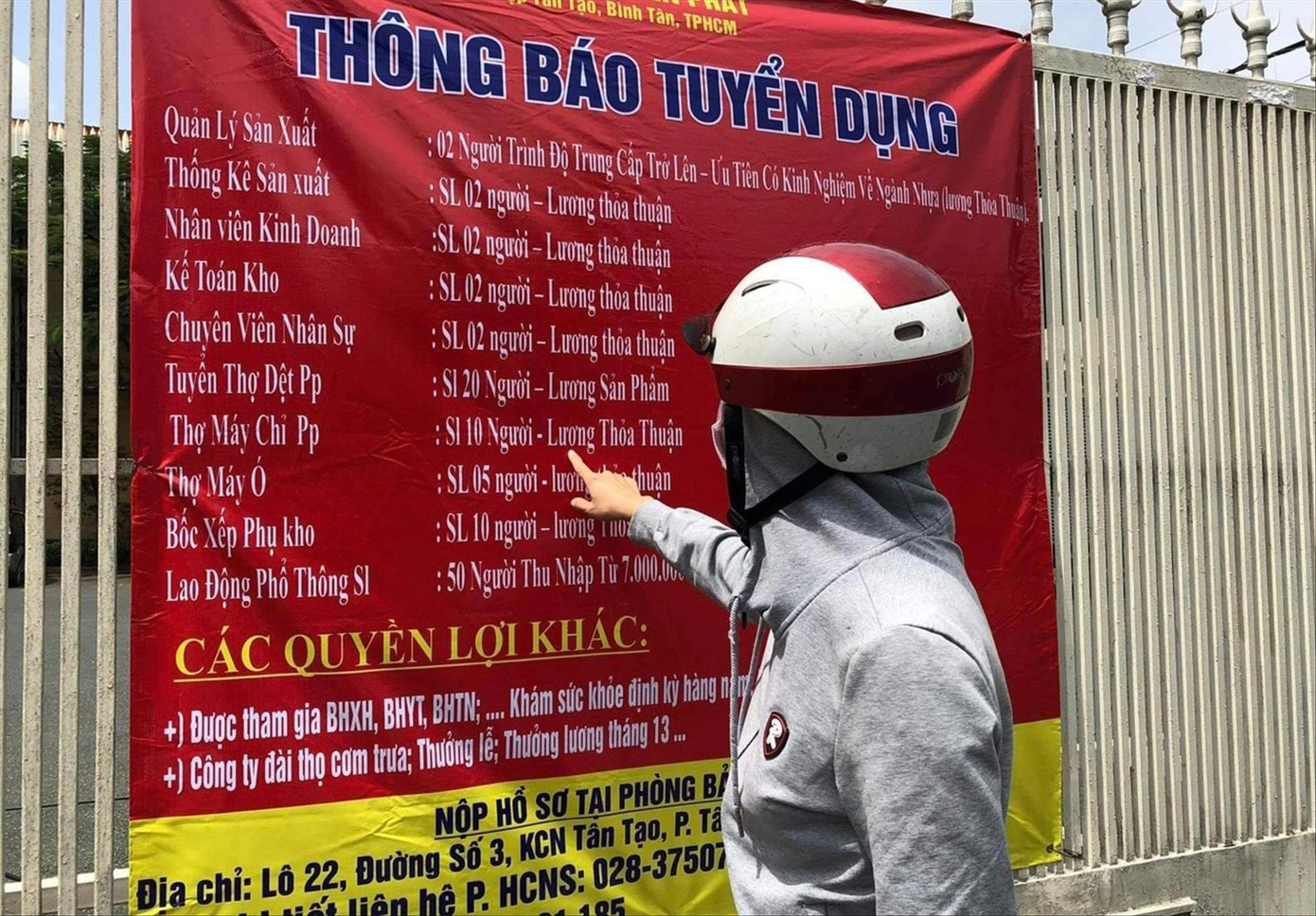 Người lao động tham khảo bảng tuyển dụng tại doanh nghiệp trong khu công nghiệp Tân Tạo (quận Bình Tân). Ảnh: U.P
