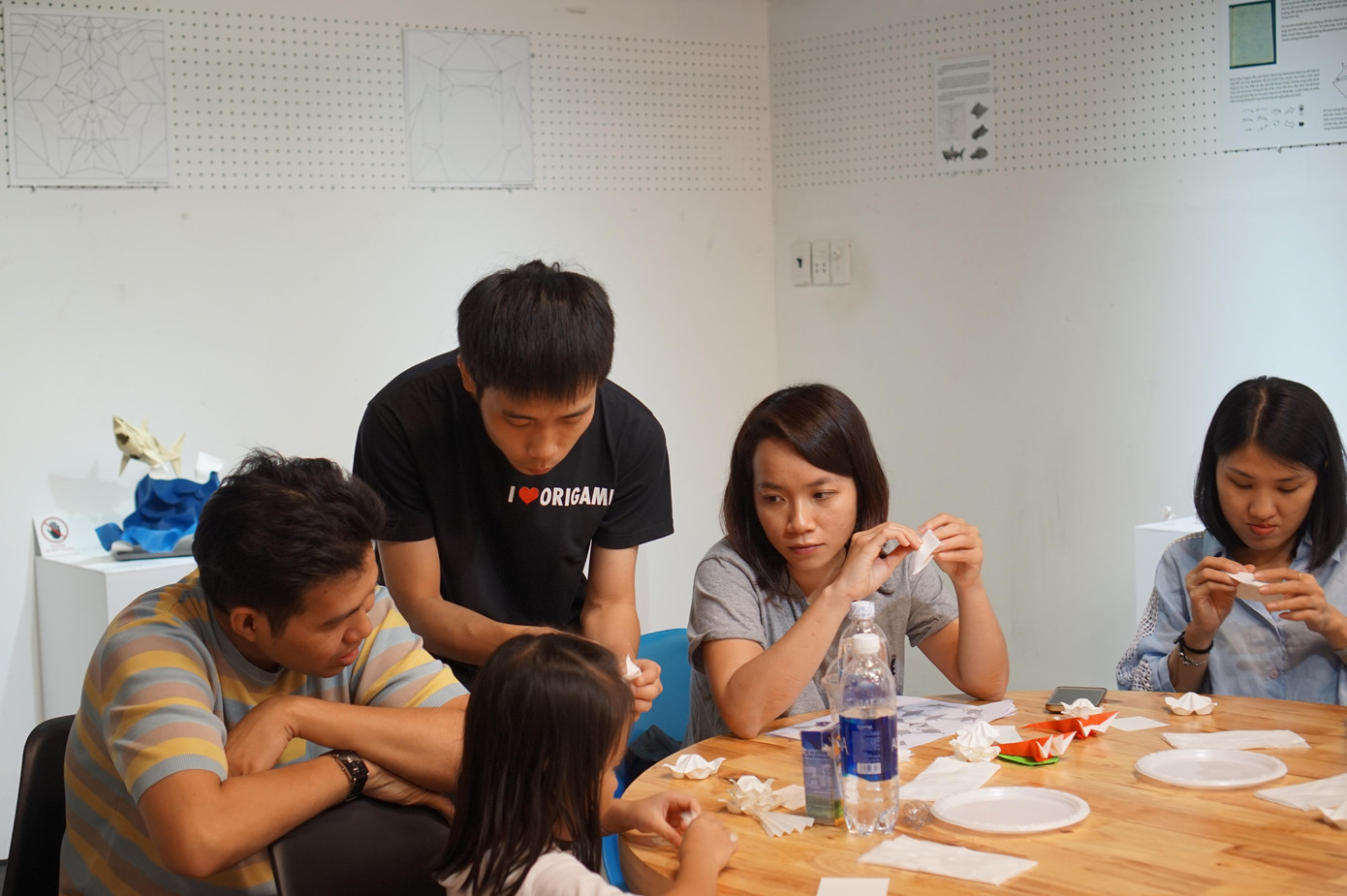 Anh Cường hướng dẫn các học viên origami gấp giấy