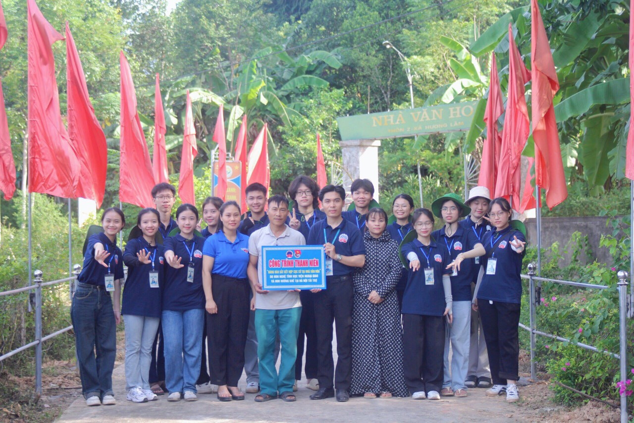 Hội đồng hương tặng công trình thanh niên tại xã Hương Lâm.