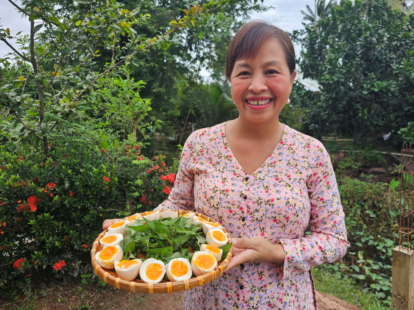 Bà con cồn Hô phục vụ khách món "ngọc ẩn mình" (trứng vịt bọc đất sét nướng). Ảnh: Hòa Hội