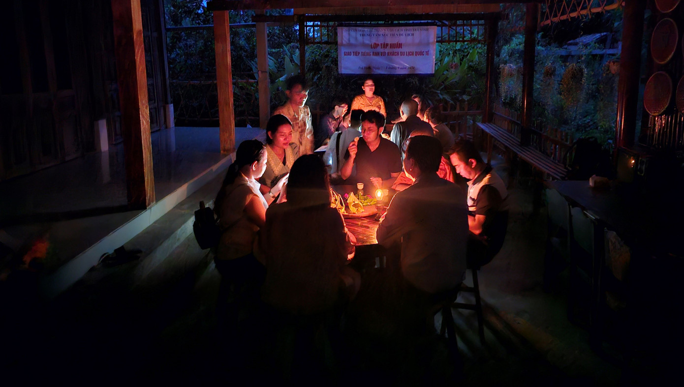 Khách trải nghiệm ánh đèn dầu ở cồn Hô (Trà Vinh). Ảnh: Hòa Hội