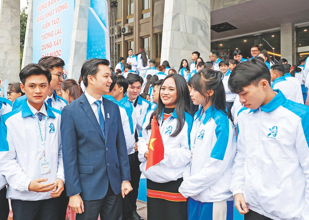 Anh Nguyễn Minh Triết - Bí thư T.Ư Đoàn, Chủ tịch T.Ư Hội Sinh viên Việt Nam trò chuyện với đại biểu sau khi tái đắc cử Chủ tịch T.Ư Hội Sinh viên Việt Nam khóa XI.
