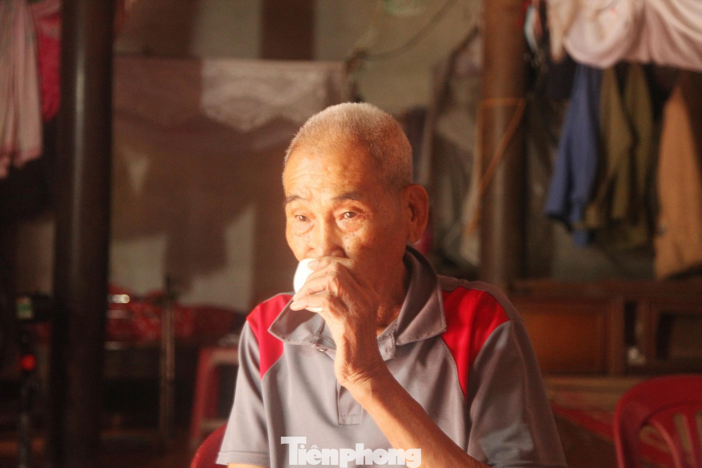 Với người lạ bên ngoài, người già ở bản Rỏn kể câu chuyện khác về hòn đá đĩ để không phát hiện ra hòn đá này, tránh ảnh hưởng phụ nữ trong bản