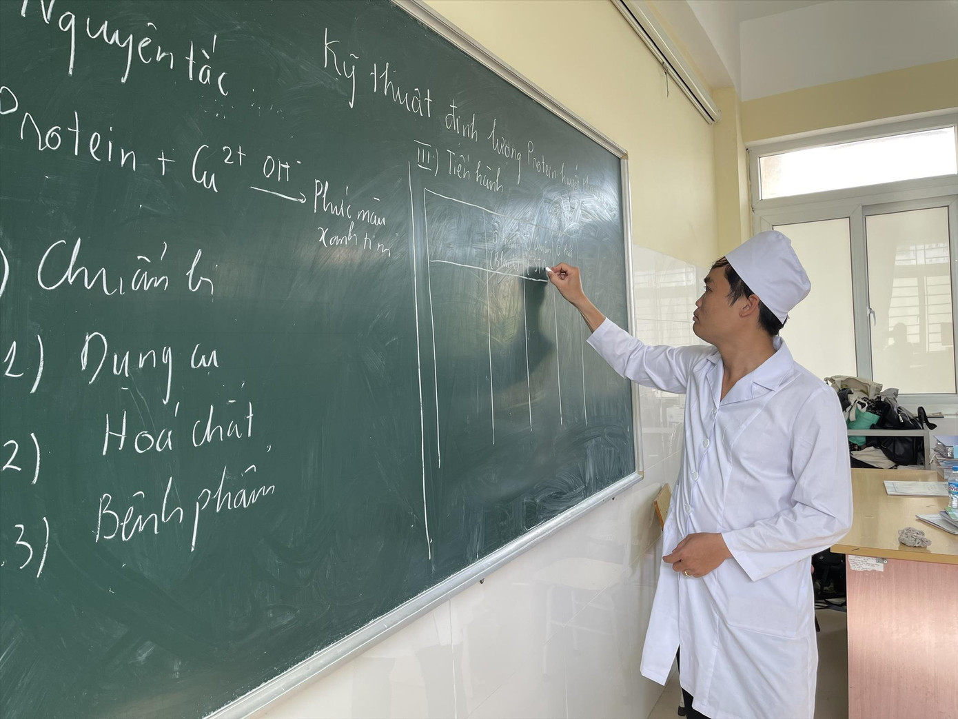 Các giảng viên là bác sĩ giảng dạy ngành sức khỏe sẽ phải có đồng thời 2 chứng chỉ hành nghề. Ảnh: Nghiêm Huê Các giảng viên là bác sĩ giảng dạy ngành sức khỏe sẽ phải có đồng thời 2 chứng chỉ hành nghề. Ảnh: Nghiêm Huê