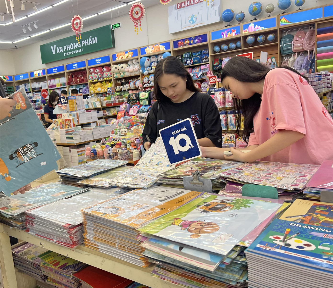 Mua sách, đồ dùng học tập trước thềm năm học mới. Ảnh: U.P Mua sách, đồ dùng học tập trước thềm năm học mới. Ảnh: U.P