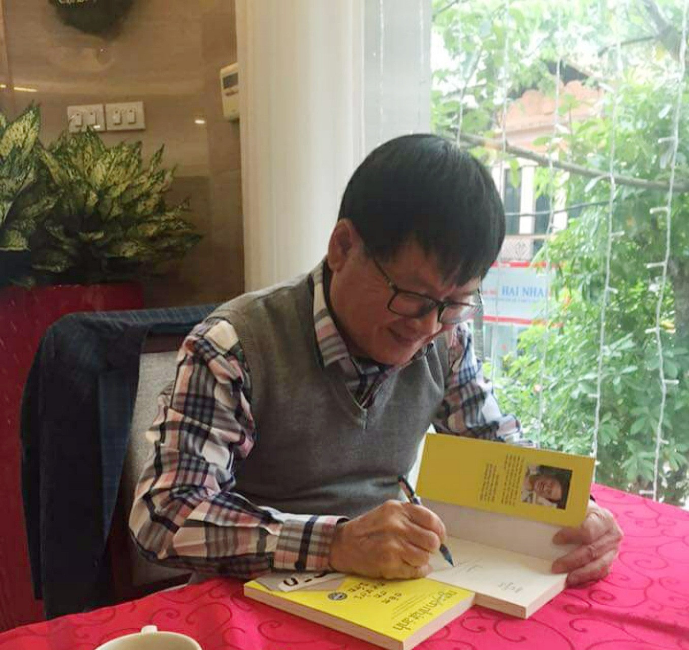 Nhà văn Nguyễn Nhật Ánh ký tặng sách. Ảnh: H.D