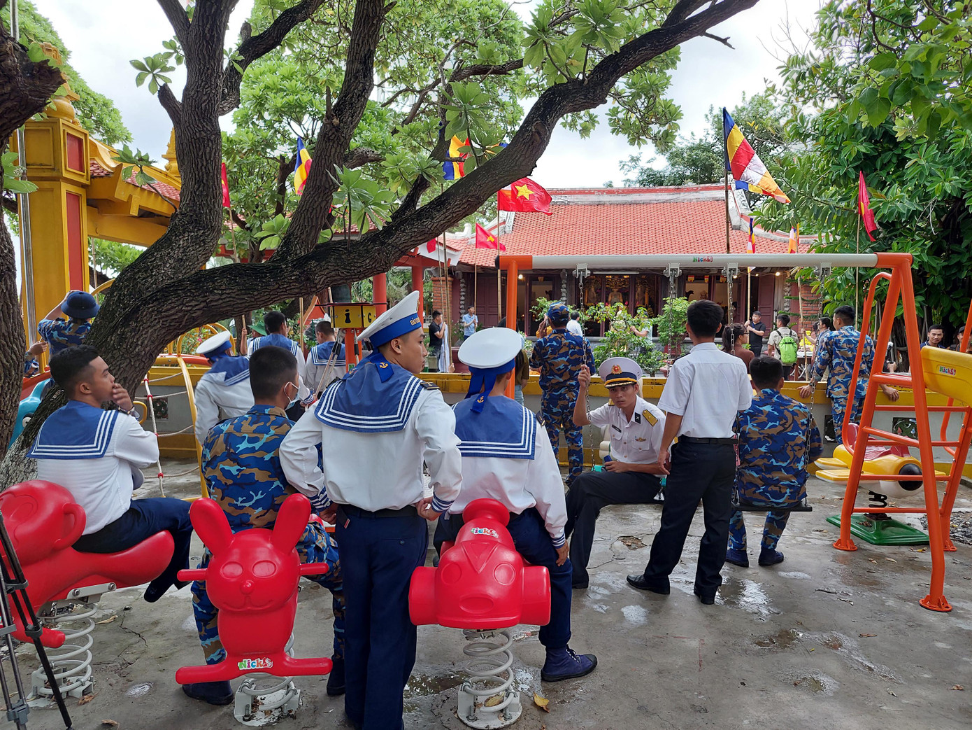 Ánh đạo vàng trên biển lớn, kỳ 2: Thăm quần thể 9 ngôi chùa Việt giữa Trường Sa ảnh 2 Ánh đạo vàng trên biển lớn, kỳ 2: Thăm quần thể 9 ngôi chùa Việt giữa Trường Sa ảnh 2