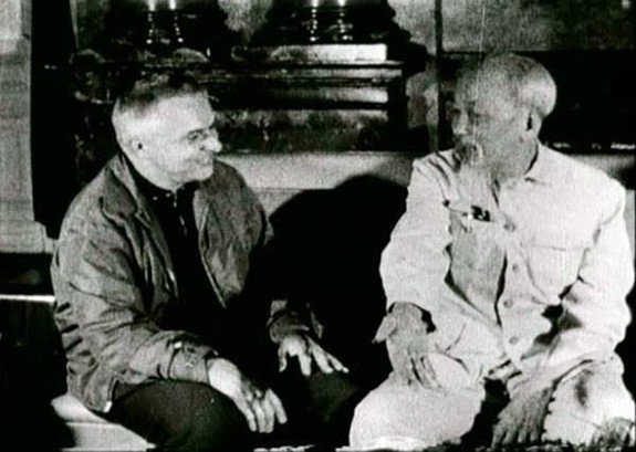 Chủ tịch Hồ Chí Minh với nhà làm phim Santiago Álvarez