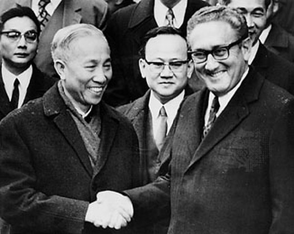 Người mà Lê Ðức Thọ và H. Kissinger đều cần, phiên dịch Nguyễn Ðình Phương (mang kính, đứng giữa)