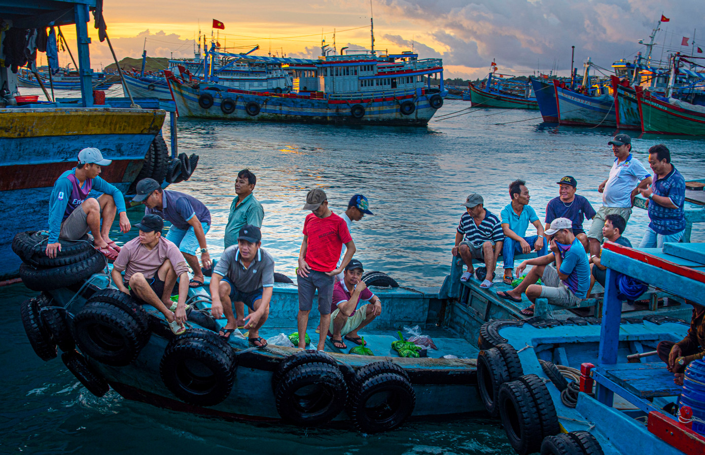 Ngư dân ở đảo Phú Quý giờ đây đã không còn quá lo lắng chuyện rạn Lớn, vì tàu có thiết bị định vị và công suất máy lớn. Ảnh: Văn Chương. Ngư dân ở đảo Phú Quý giờ đây đã không còn quá lo lắng chuyện rạn Lớn, vì tàu có thiết bị định vị và công suất máy lớn. Ảnh: Văn Chương.