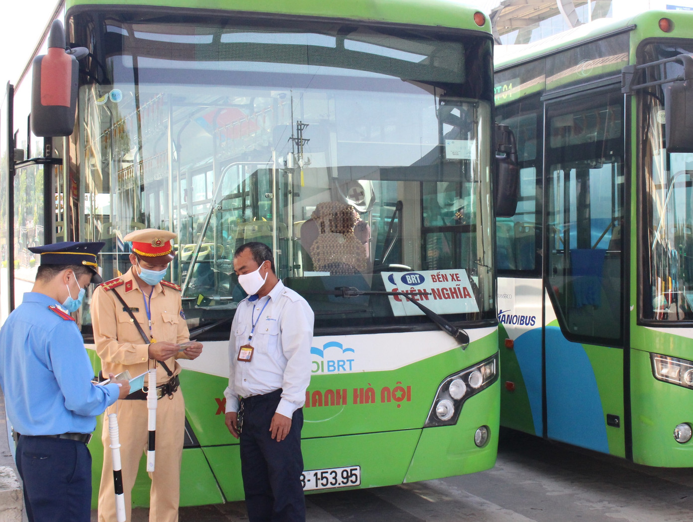 Thanh tra và Cảnh sát giao thông cùng phối hợp kiểm tra điều kiện an toàn của xe chở khách. Ảnh: A.Trọng Thanh tra và Cảnh sát giao thông cùng phối hợp kiểm tra điều kiện an toàn của xe chở khách. Ảnh: A.Trọng