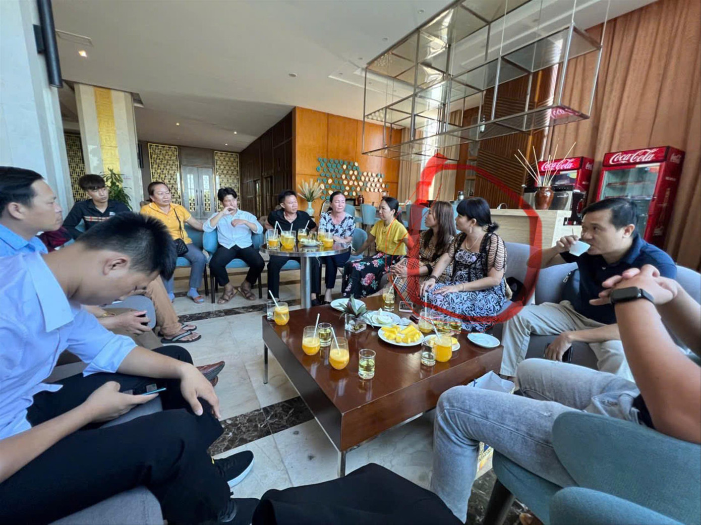 Đại diện Công ty DSS Việt Nam gặp gỡ khách hàng để giới thiệu tại một khách sạn ở Hà Nội. Ảnh: PV Đại diện Công ty DSS Việt Nam gặp gỡ khách hàng để giới thiệu tại một khách sạn ở Hà Nội. Ảnh: PV