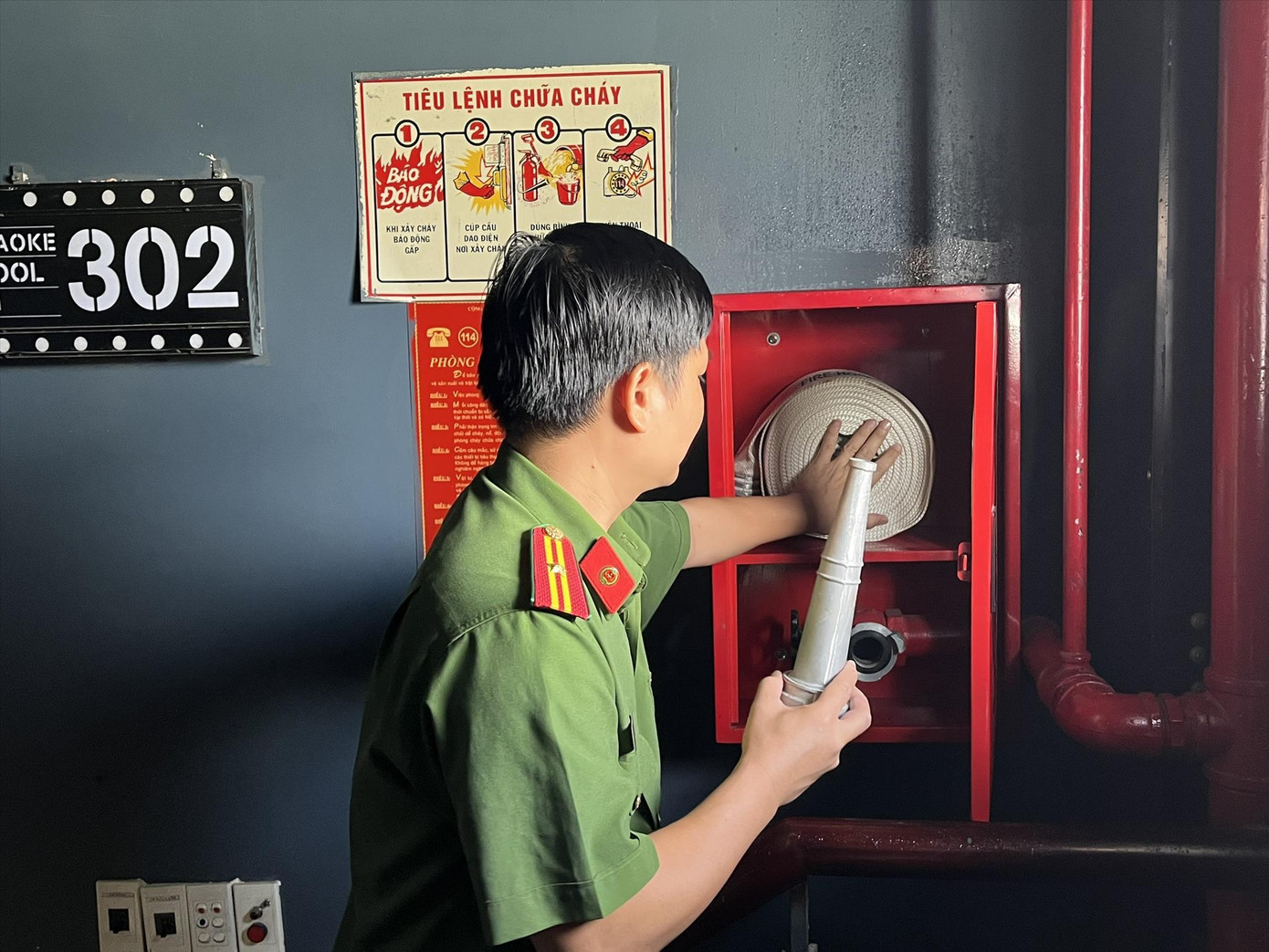 Công an quận 8, TPHCM kiểm tra an toàn PCCC và CNCH tại một quán karaoke. Ảnh: Hữu Huy