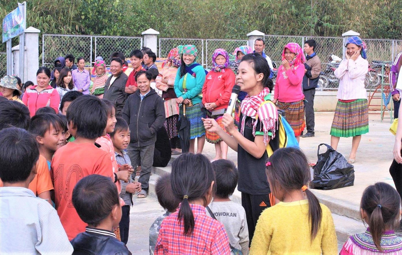 Chị Huỳnh Thị Tuyết Thu, Chủ nhiệm CLB Nguyện Tâm Ðắk Mil trong một lần đến với trẻ em và bà con vùng sâu