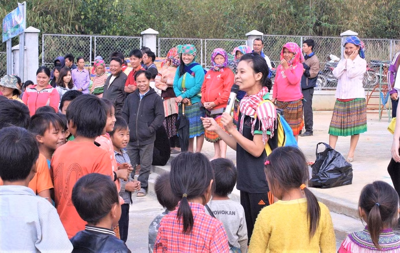 Chị Huỳnh Thị Tuyết Thu, Chủ nhiệm CLB Nguyện Tâm Ðắk Mil trong một lần đến với trẻ em và bà con vùng sâu