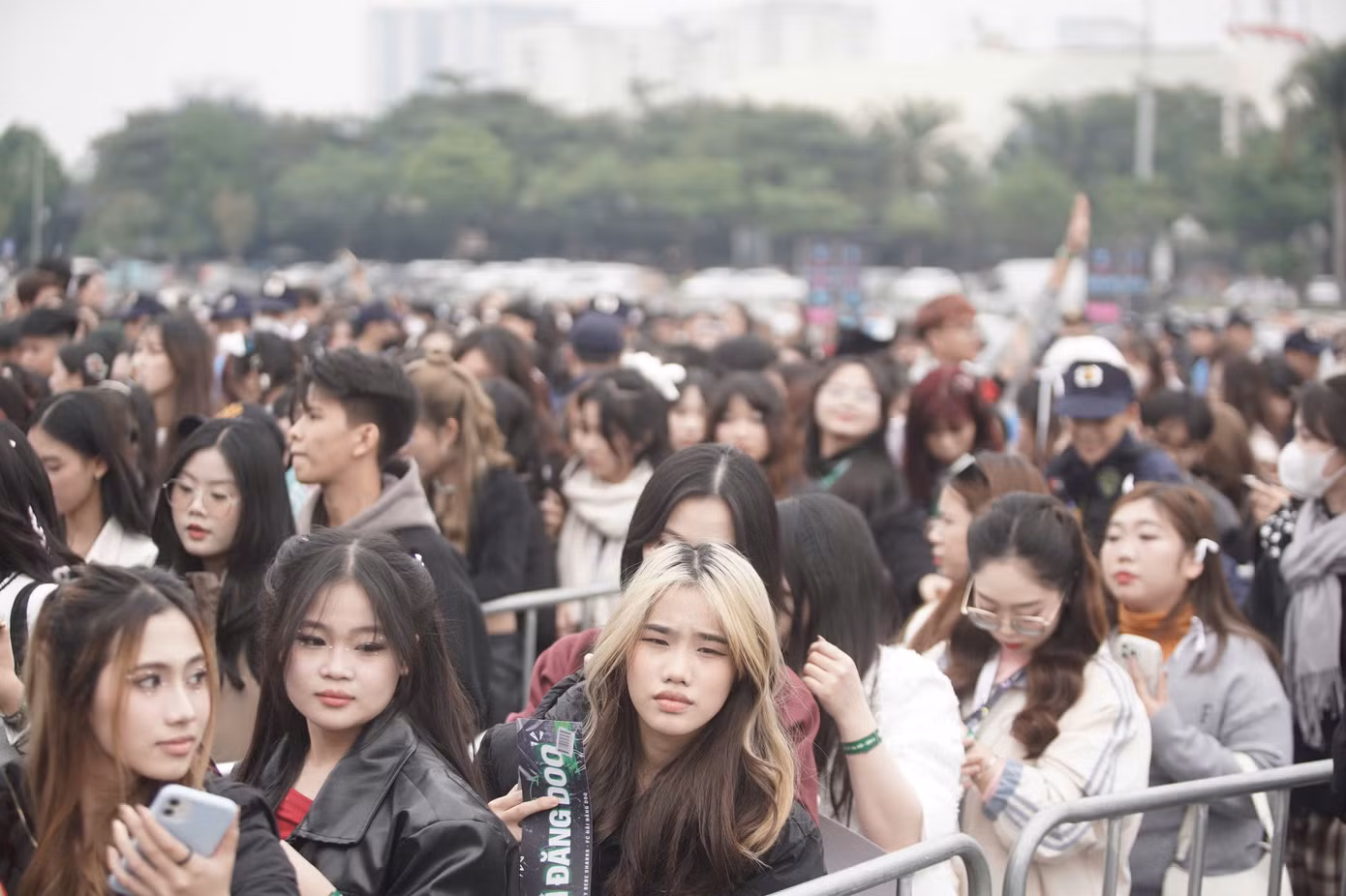 Khán giả chờ đợi xem Concert Anh trai say hi. Ảnh: Duy Phạm