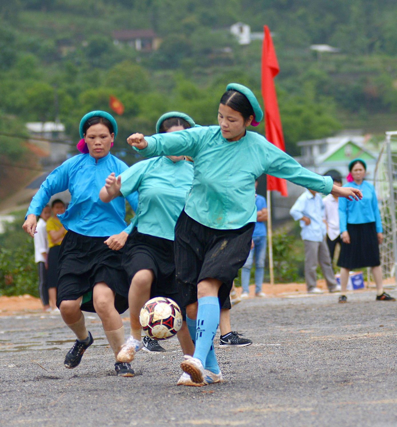 Phụ nữ Sán Chỉ đá bóng