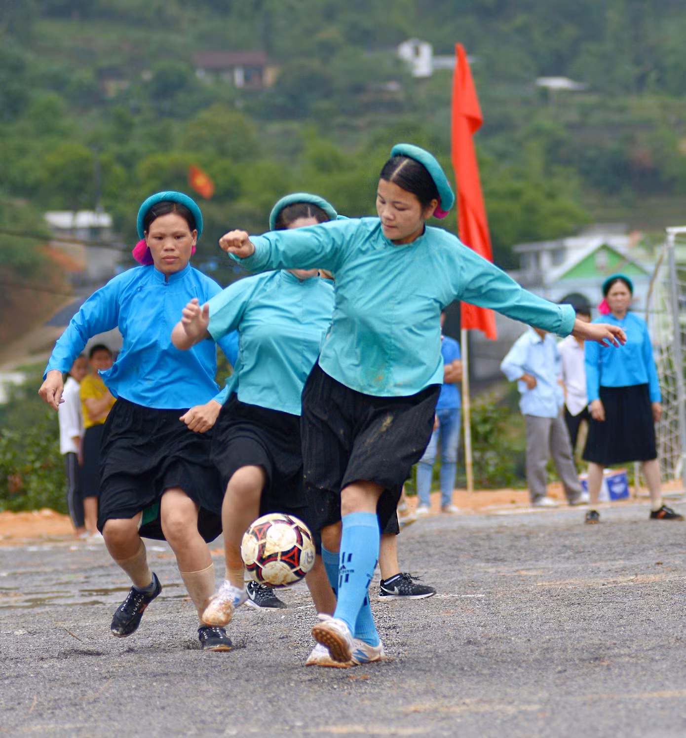 Phụ nữ Sán Chỉ đá bóng