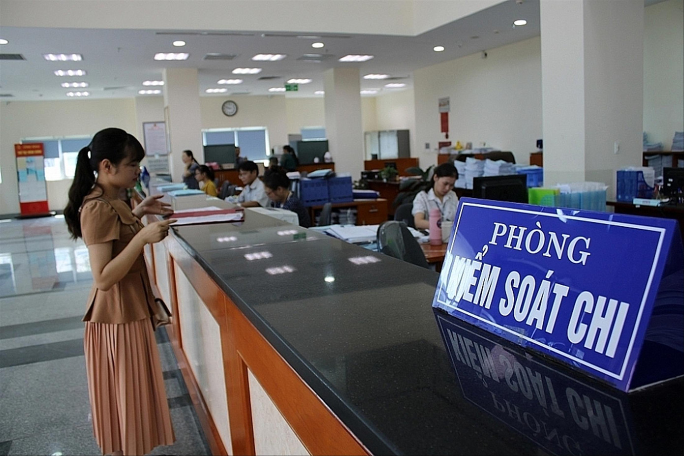 Kho bạc Nhà nước áp dụng nhiều biện pháp kiểm soát chi, góp phần đẩy nhanh giải ngân vốn đầu tư công. (Ảnh minh họa, ST)