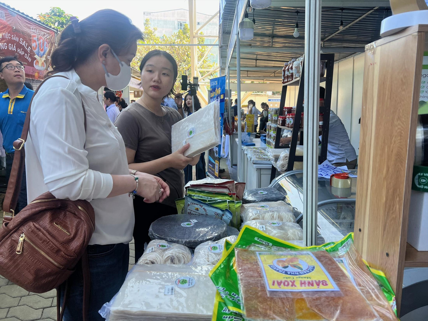 Doanh nghiệp tỉnh Lâm Đồng giới thiệu nông sản đến người tiêu dùng TPHCM. Ảnh: U.P Doanh nghiệp tỉnh Lâm Đồng giới thiệu nông sản đến người tiêu dùng TPHCM. Ảnh: U.P